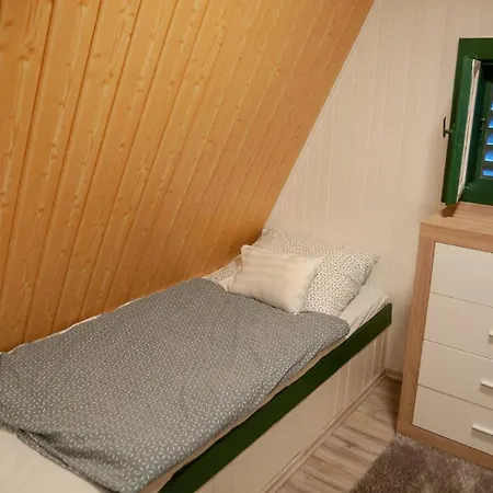 Tiszavirag Panzio Es Ueduelokoezpont Bed and Breakfast *