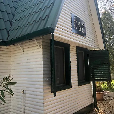 Tiszavirag Panzio Es Ueduelokoezpont B&B